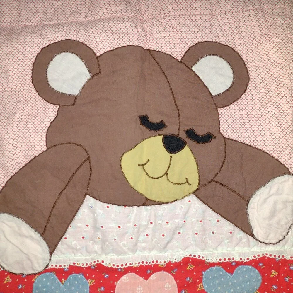 Lovely sleeping bear baby quilt